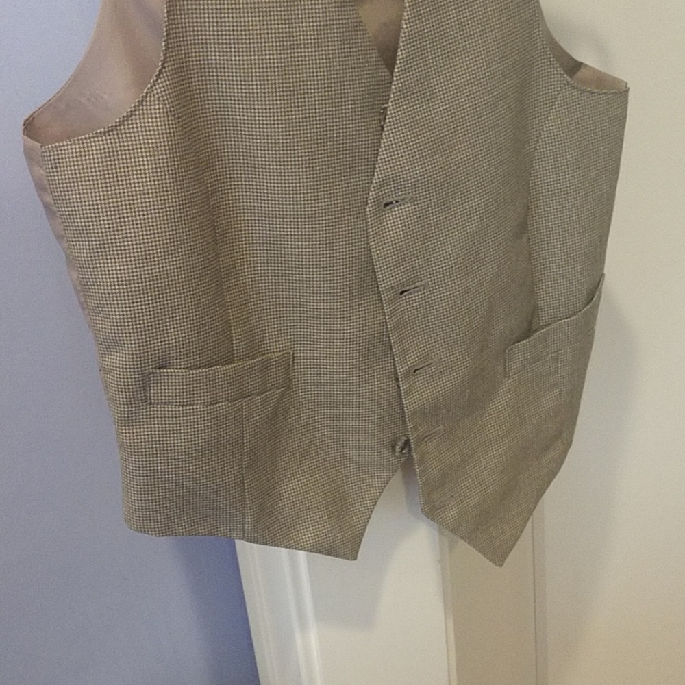 Vest - Picture 3 of 4